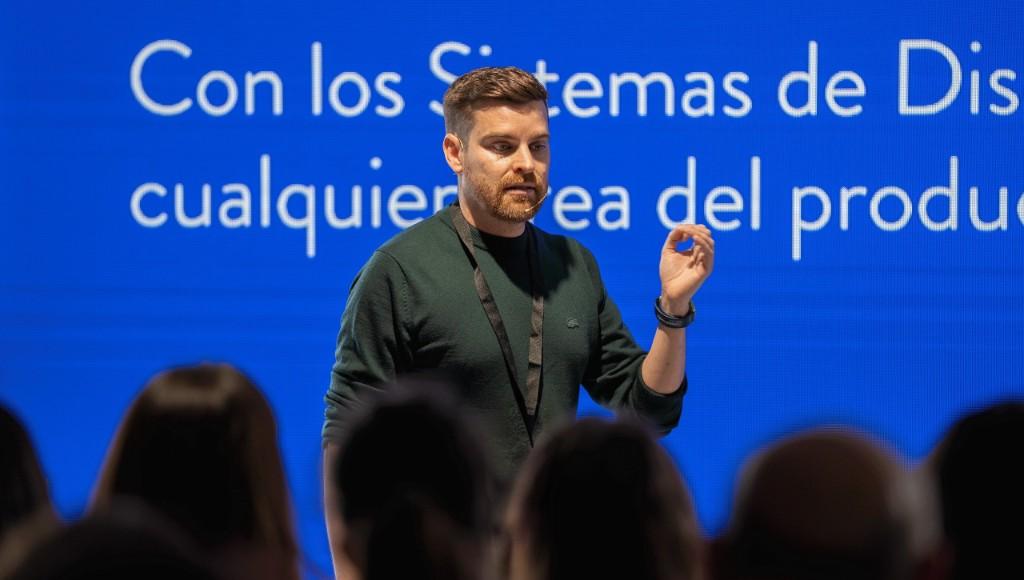 Joan Arbo durante una ponencia