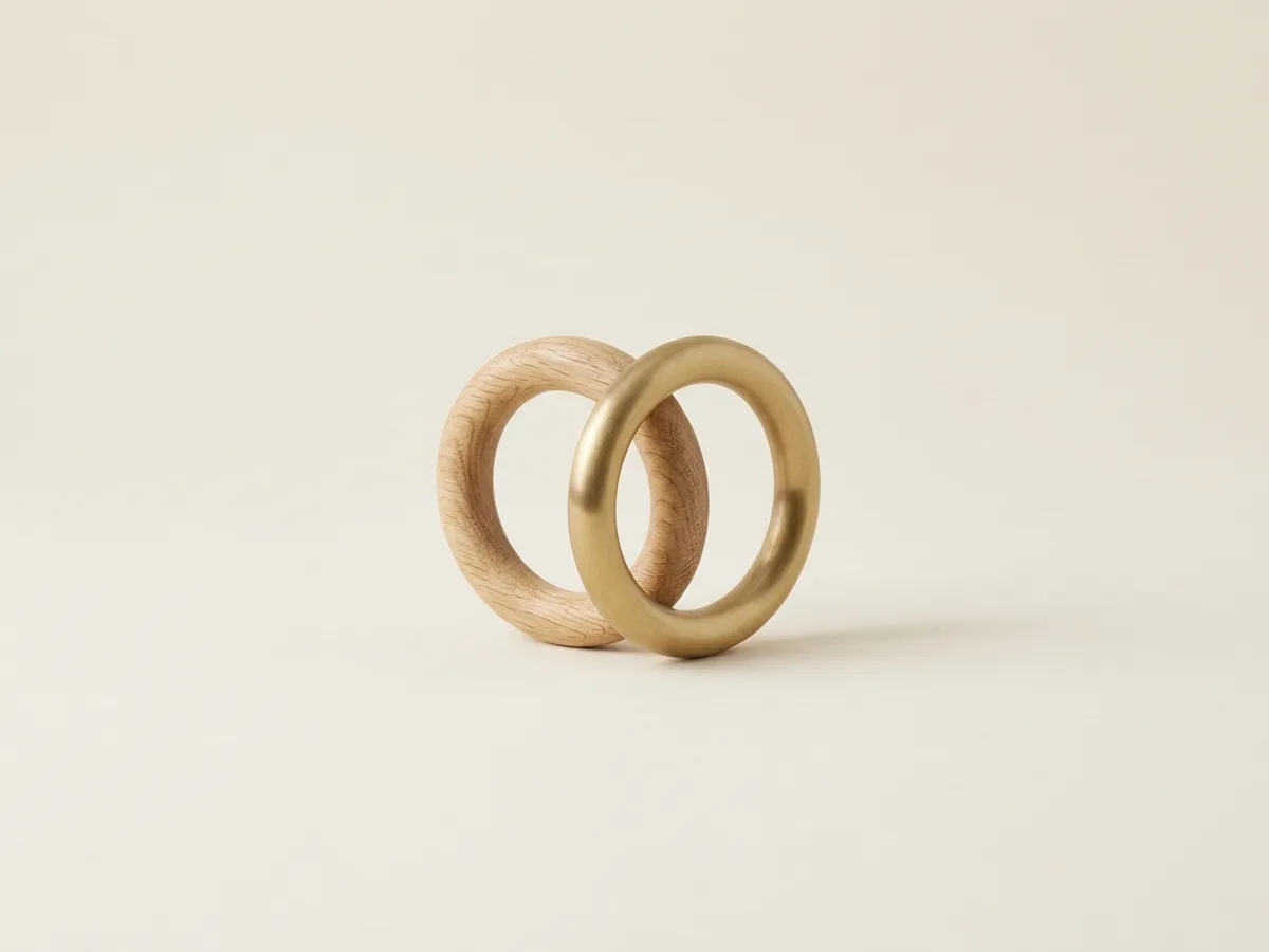 Dos anillos enlazados, roble y latón