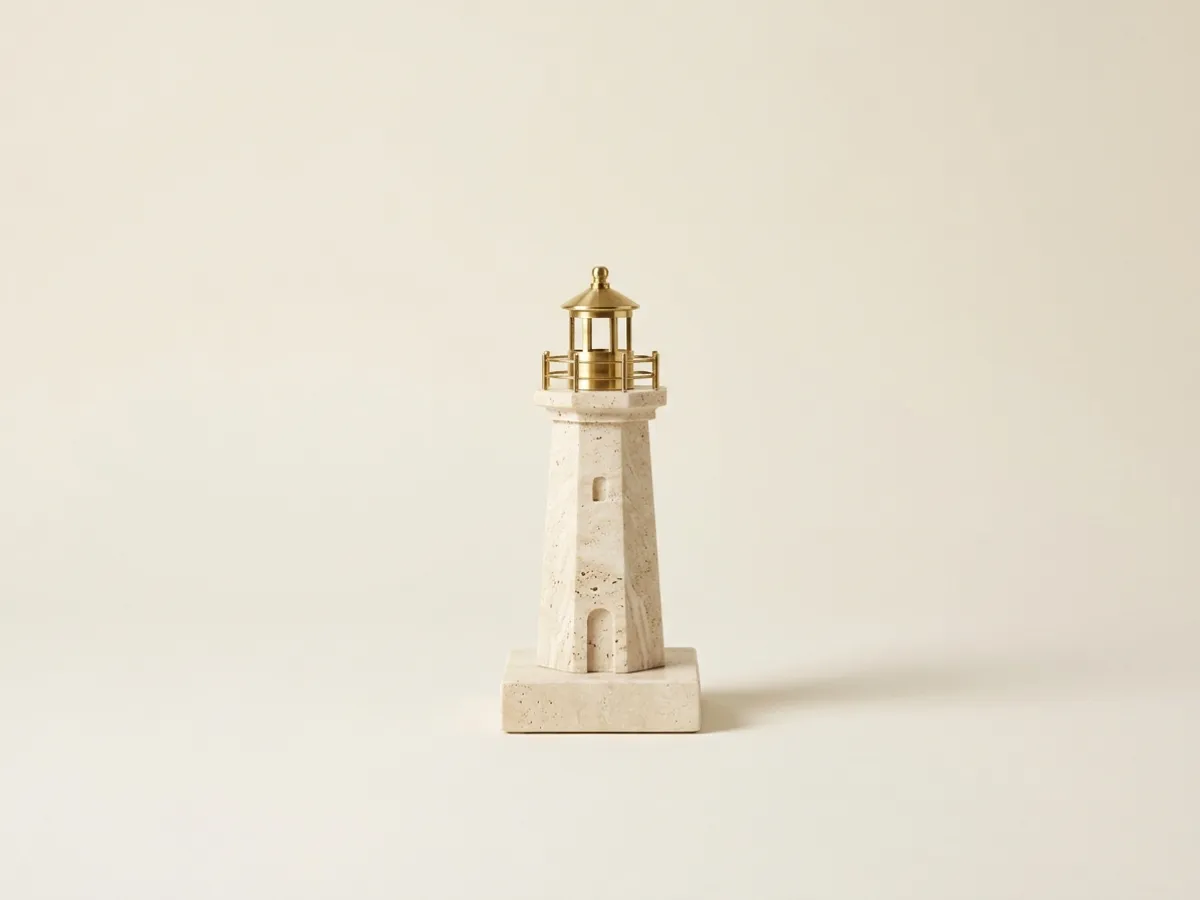 Faro de travertino con linterna de latón